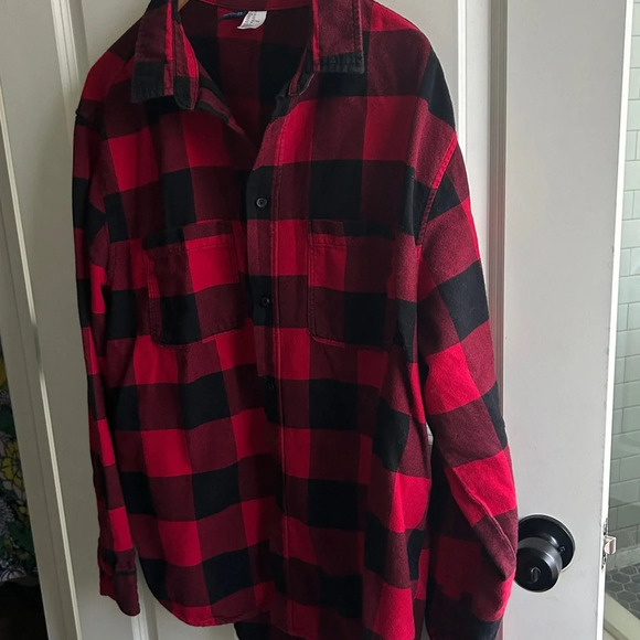 EUC H&M 100% cotton men’s size XL flannel button up shirt in red buffalo plaid. - Picture 2 of 9